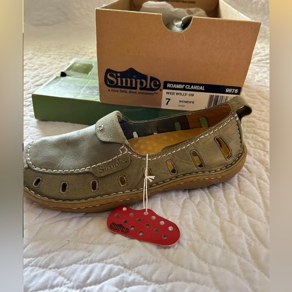 Women’s simple brand shoes - Picture 3 of 4